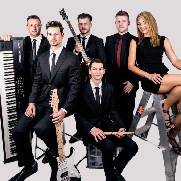 Swipe Right Cover Band performing live at SS&A Albury.